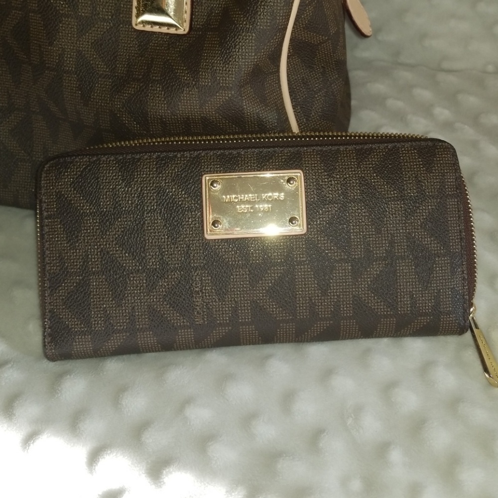 SOLD****Authentic Michael Kors Hand bag and Wallet - Picture 2 of 8